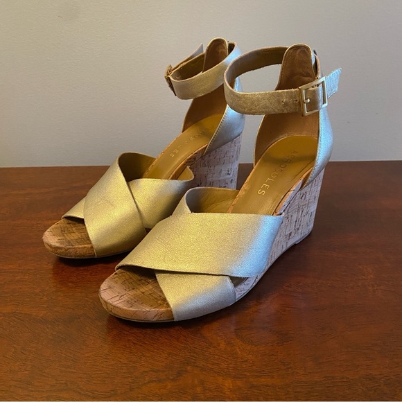 AEROSOLES Gold Wedge Sandals with Crossover Straps - Picture 1 of 8